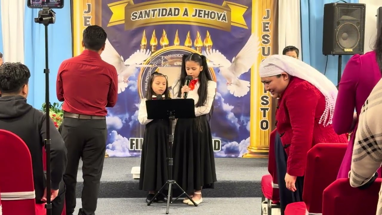 Sierva Génesis y sierva Adriana cantando a Nuestro Dios 