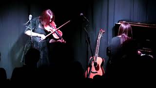 Video thumbnail of "Wrigley Sisters - Hogmanay Reels"