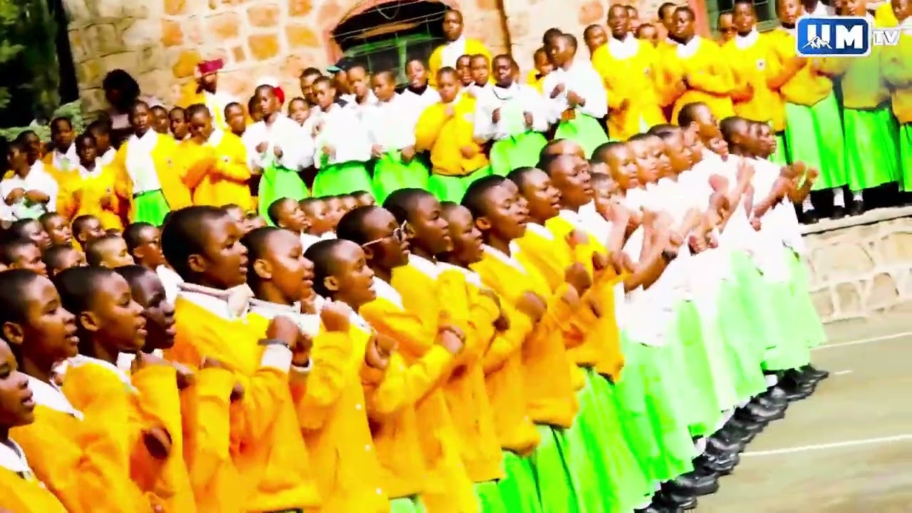 TAZAMA MGENI RASMI AKICHEZA HUKU AKIIMBA WIMBO WA SHULE NA GWARIDE MAZINDE JUU.