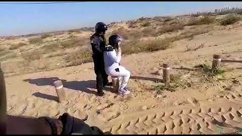 תיעוד: מרדף אחרי רוכב אופנוע שצולם משליך כלי נשק