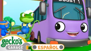 Bobby el autobús se hace eléctrico | 🐸 Garaje de Gecko | Carros para niños | Vídeos educativos