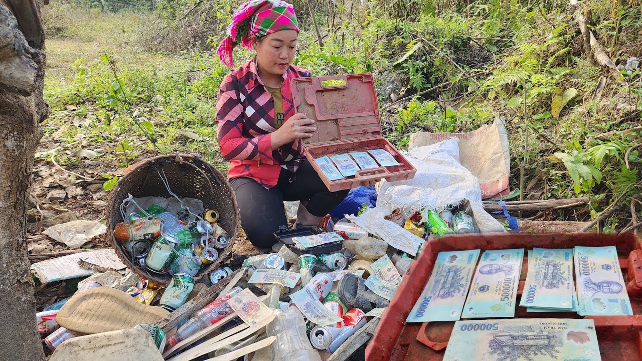GIRL FOUND LUCKY THING COLLECTING PLASTIC BOTTLES! || LÝ THỊ PHƯƠNG