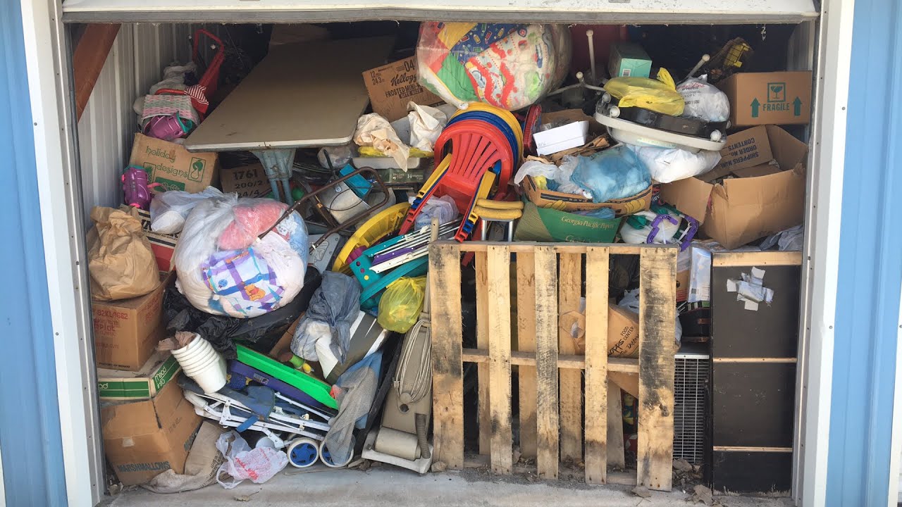 Opening up the second hoarder unit from the 2/28/18 storage auction ...