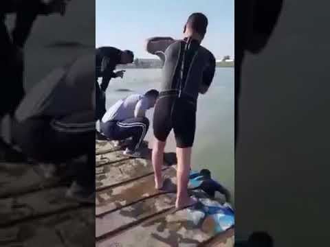 شاهد مشهد يدمي القلب انتشال جثة طفل من تحت عبارة الموصل الغريقة