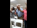 Homem dança forró na igreja