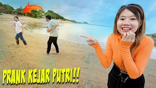 PRANK KEJAR PUTRI DI PANTAI!! DIA KETAKUTAN SAMPAI JATUH!!