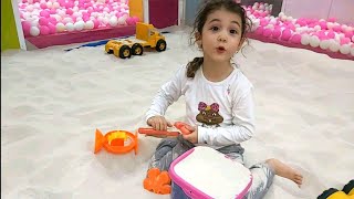 Eylül Abla Kum Havuzunda Pembe Kovaya Kum Doldurdu Kırmızı Kaydıraktan Kaydırdı | fun kids video