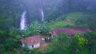 Sumpah Ini Langka‼️Tapi Angker, Satu Rumah Ditengah Hutan Pinggirnya Air Terjun. Kampung Jawa Barat