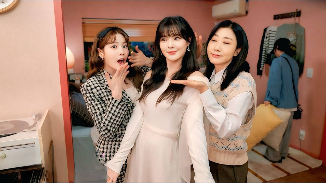 بنت جميلة زمايلها فى الشغل بيتنمرو عليها وديما بيحبطوها لكنهم بيتفاجئو لما بيكتشفو ان المدير بيحبها