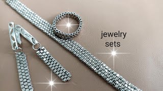 A set&#39;s of jewelry. Украшения из бусин
