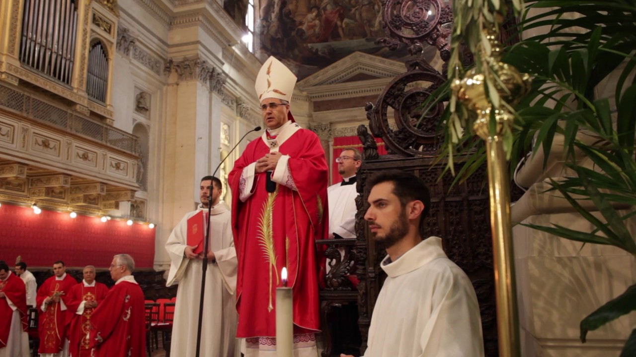 Solenne Pontificale e benedizione delle Palme in Cattedrale - YouTube