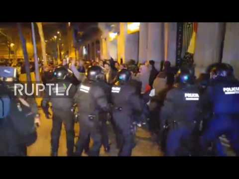 Spain: Clashes as police push back Catalans in pro-Puigdemont demo