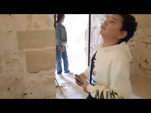 عائلة مسافرة تستكشف قلعة تاريخية كانت مفاجأة