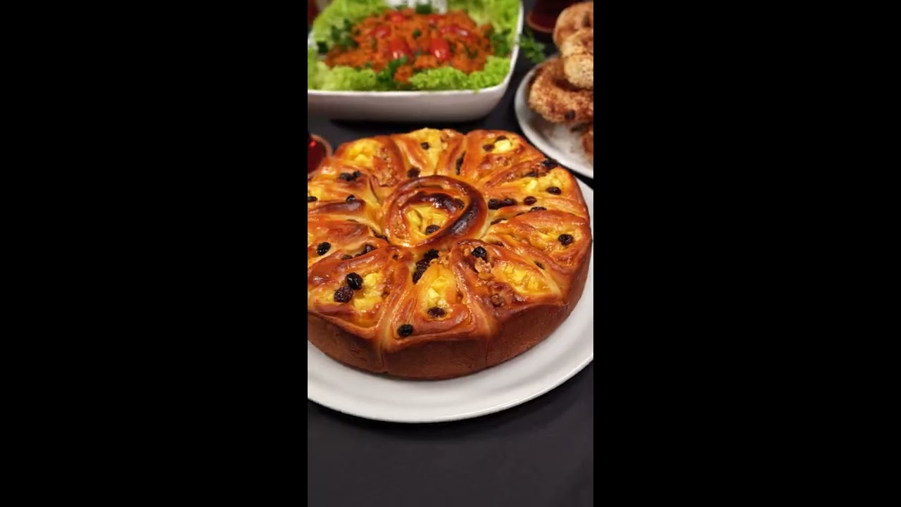 Kuchen mit Sultaninen, Walnüssen, Äpfeln &amp; Aprikosen-Marmelade zur Tea ...