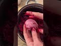 Красим яйца свеклой в розовый