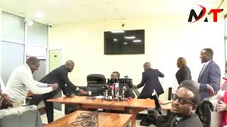 DRAMA AS SIFUNA ASK JOUNALIST MNATAKA NINI? THEY REPLY MIMICKING OBURU TUNATAKA POWER!!