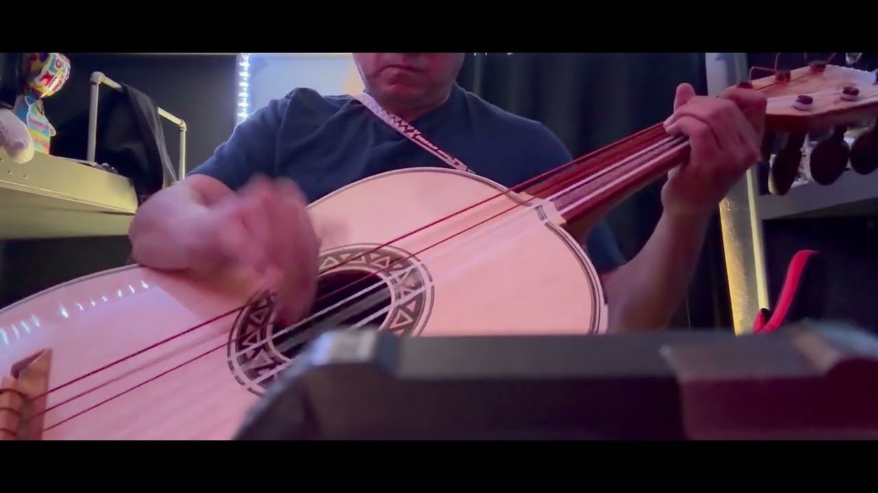 Moviento con Guitarron 