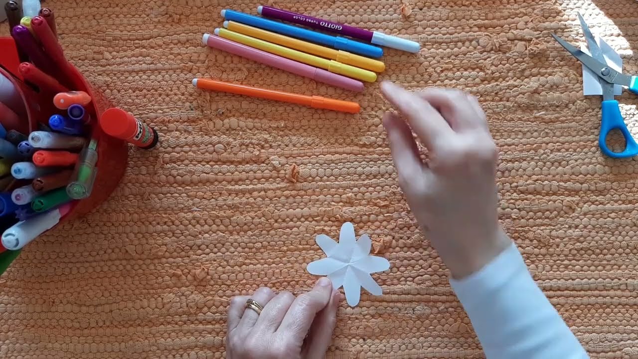 Fiore di carta che si apre in acqua