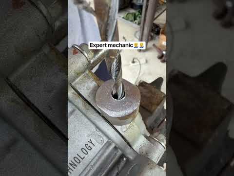 Old school mechanic technique😱🇺🇸👨‍🔧 #usa #automobile #diy #mechanic #trending #trend #car thumbnail
