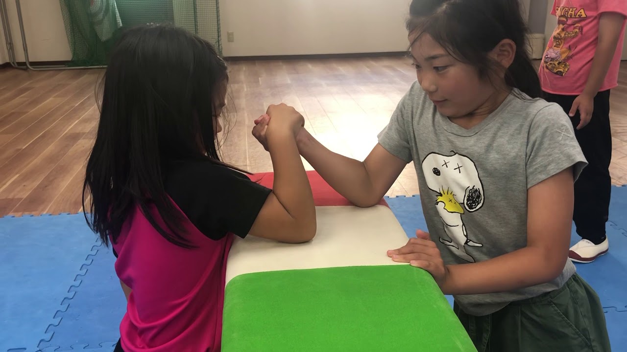 子ども体操教室で腕相撲 尼崎ボクシング スポーツジムbmc