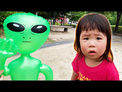 公園でアンパンマンと遊んでたら、空から宇宙人が落ちてきた!みんなで一緒にあそぼ~♪