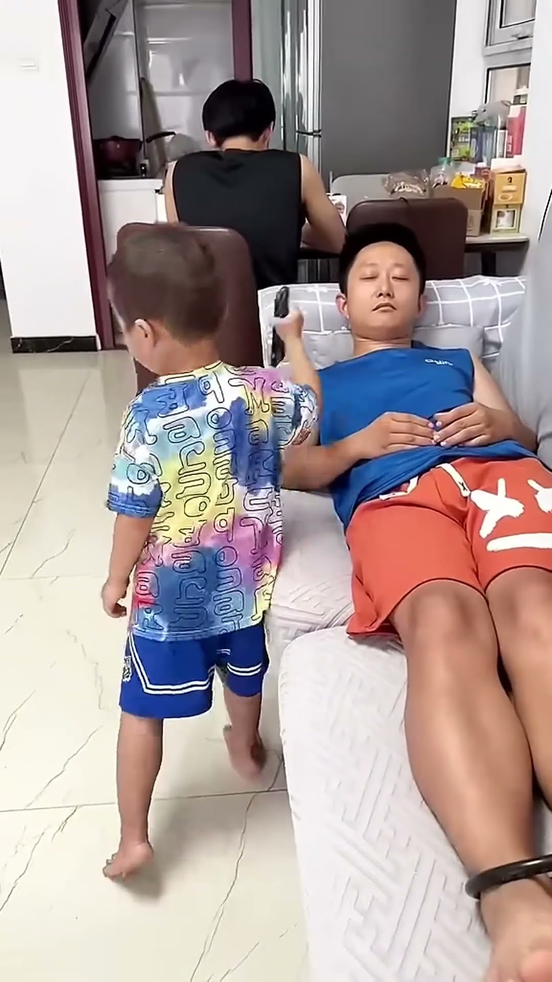 儿子为了玩手机，这损招都想的出来！#Cute baby#Cute#呆萌小米宝#聪明宝宝#萌娃