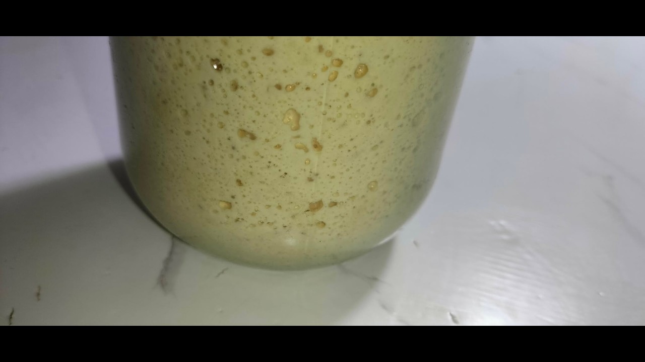 كيف تصنعي الخميرة الطبيعية في البيت.//How to make natural yeast at home.