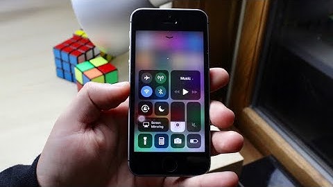 iOS 11.2.5 OFFICIAL On iPHONE SE! (Review)