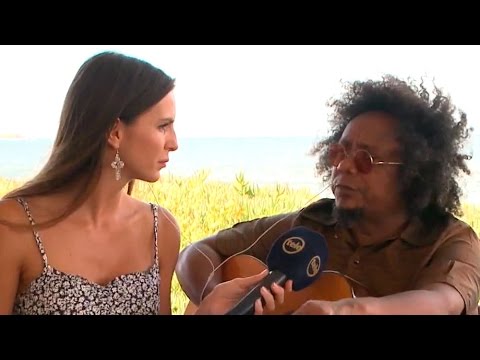 Chico César cantó Mama Africa para Desayunos Informales