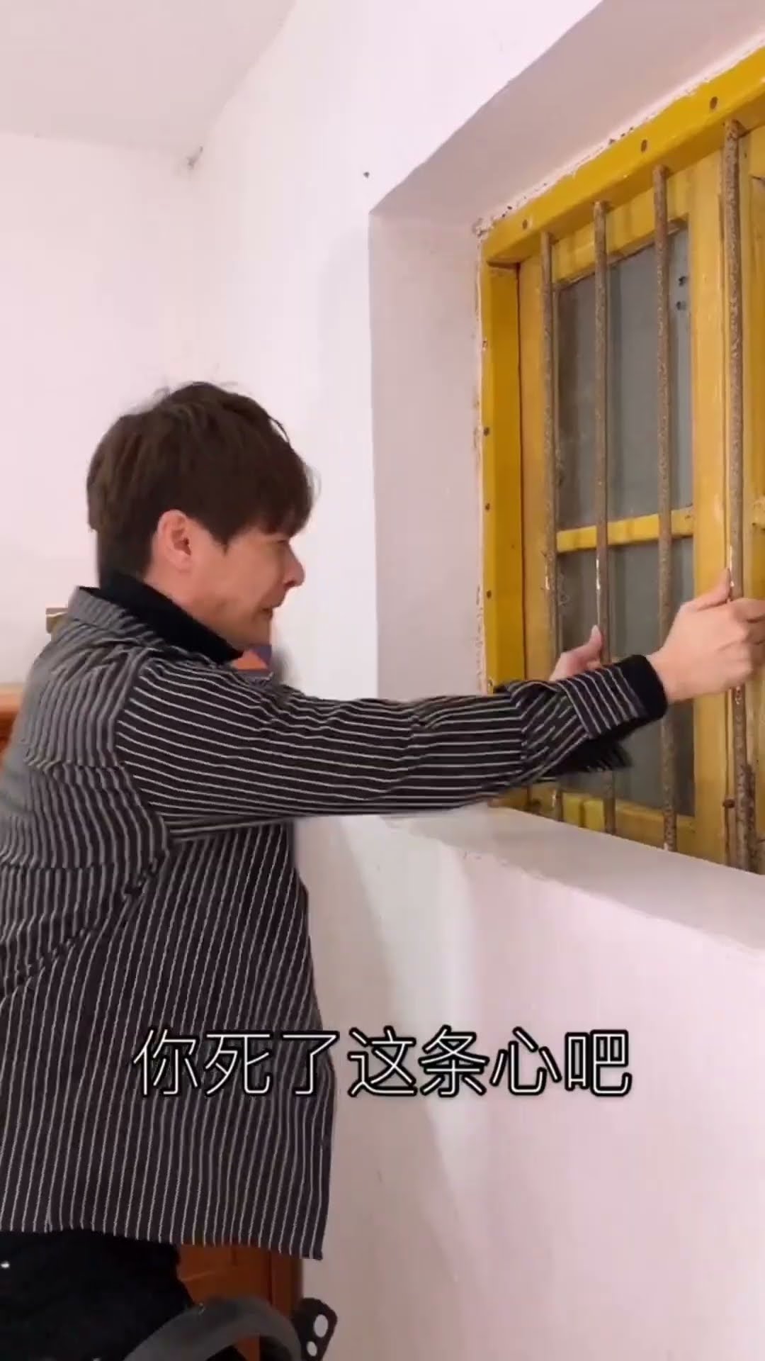 Rong's mother blocked the doors and windows with bricks to stop her son! #shorts#guige