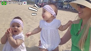 Baby Lia steps on the sand of the Korean beach for the first time!