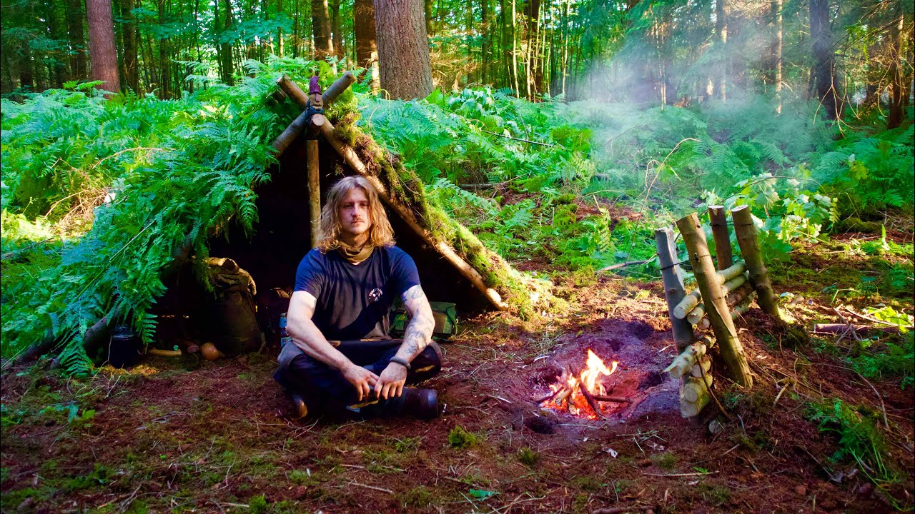 Building And Sleeping In A Bushcraft Shelter- Wood, Moss, Fern - Chilli Con Carne