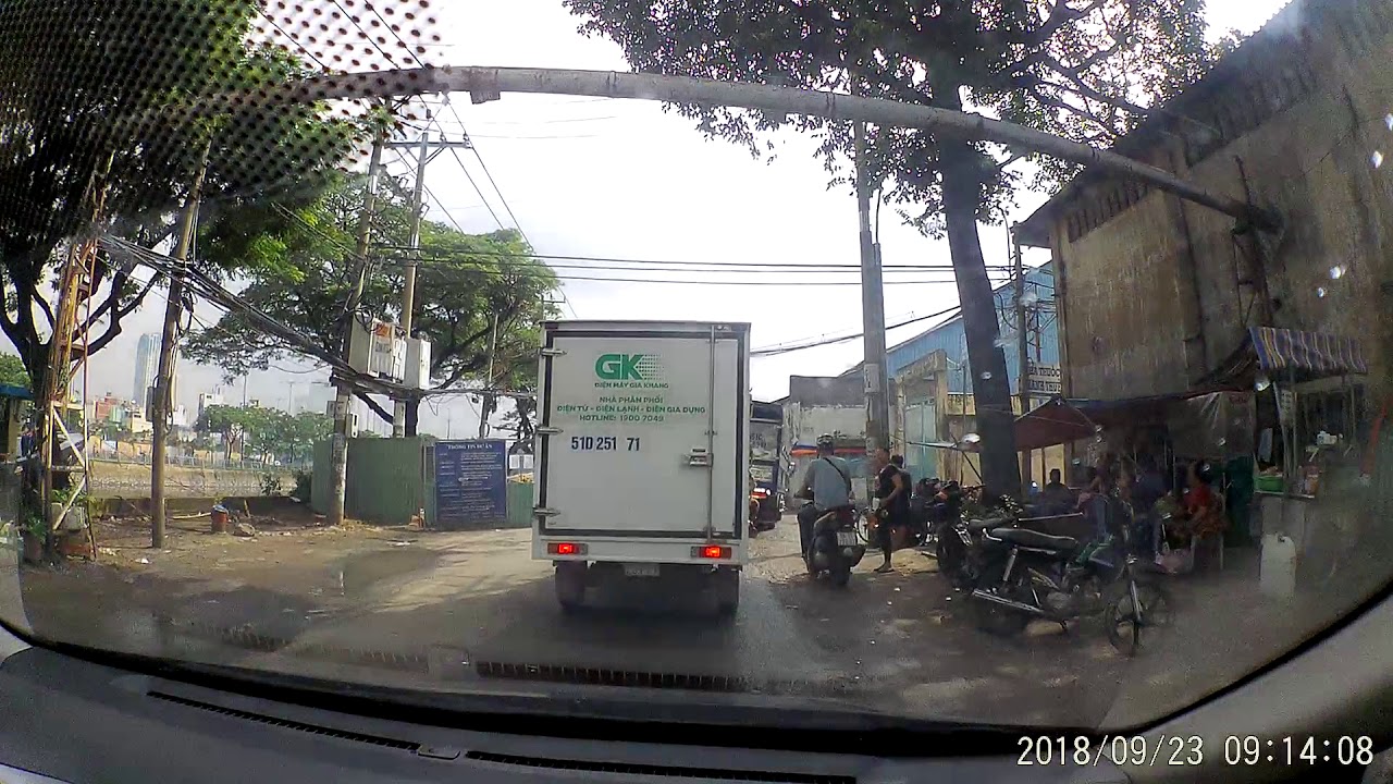 Hai em gái 51L1 450.10 ngày 23/9/2018 quẹt trầy xe bỏ chạy luôn