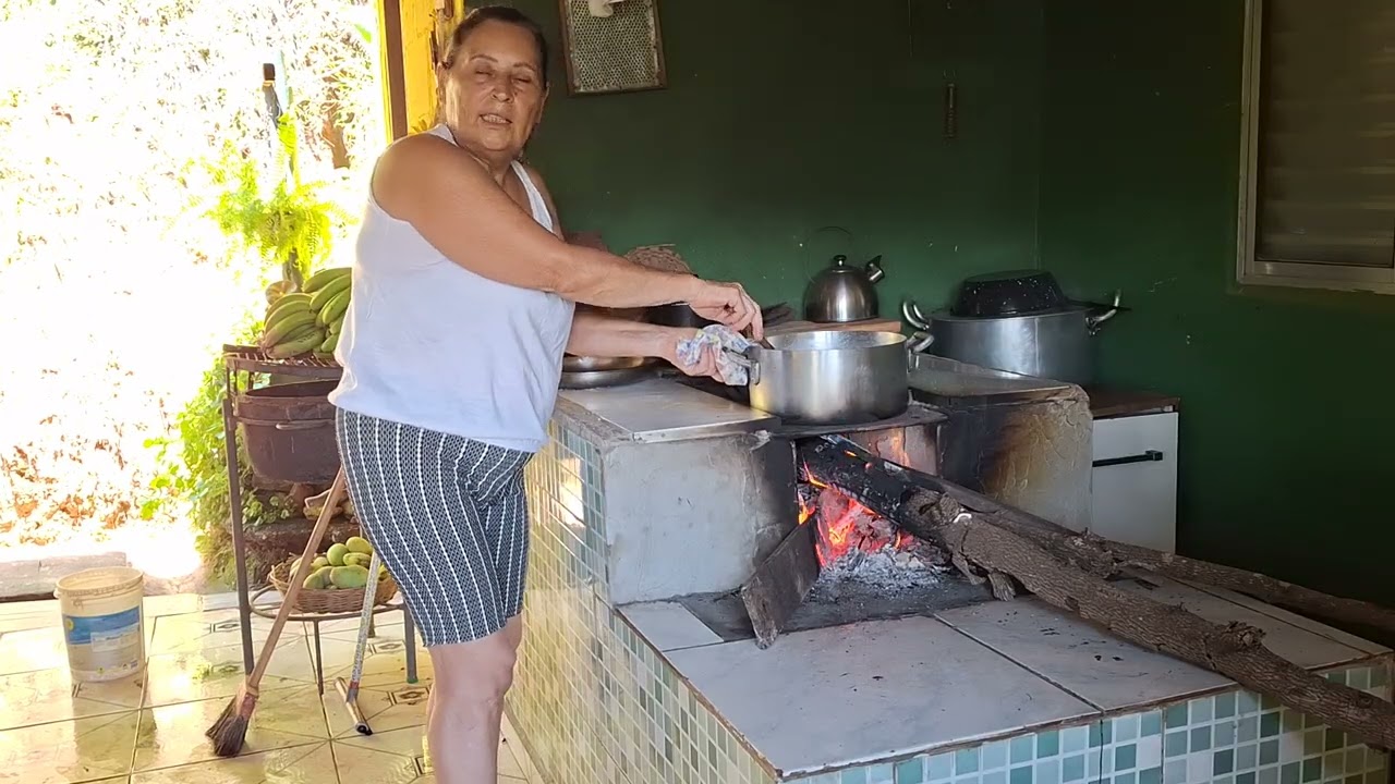 Almoço  no fogão  de lenha. 