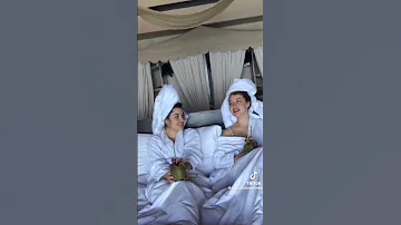 الممثلة التركية هاندا ارتشيل مع اختها روعة 