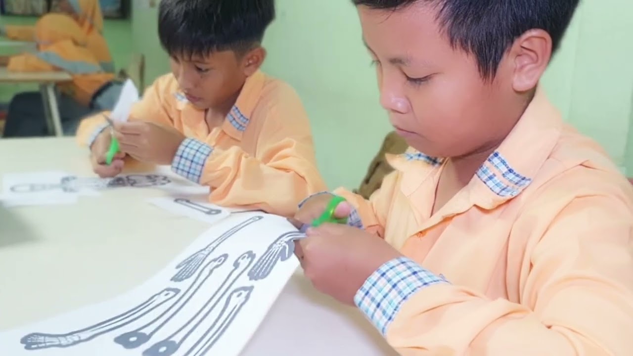 RATNA YUNIAR, S  Pd UPT SDN 57 GRESIK