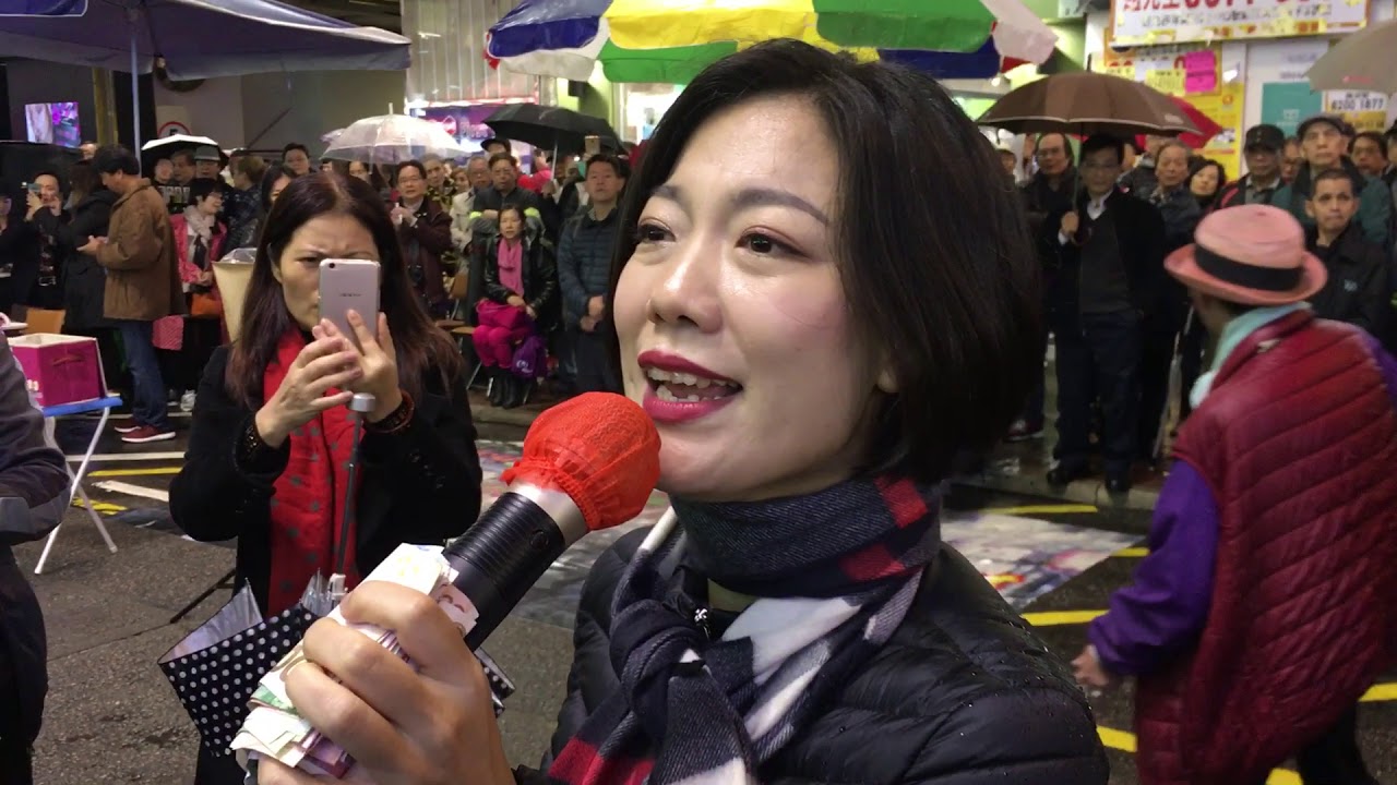 旺角羅文 (2018-01-06 20:56)~  街頭天后Stacey Long龍婷(小龍女)下雨🌧️中唱 