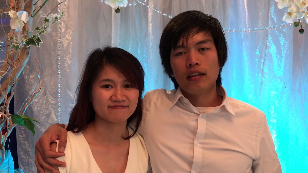 Hai ban tre Dat tiec Anervasery cho Ong 90 tuoi rat Happy sau tiec voi Nha hang  Moonlight Thuc an