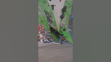Such a hard start for me! They are guiding me through this climb! 😅#bouldering #climbing