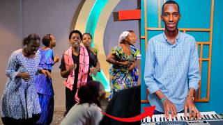 Igisirimba Aradusezeye Bizima Mumukunga Udasazwe Nabayumbe Mukabiri