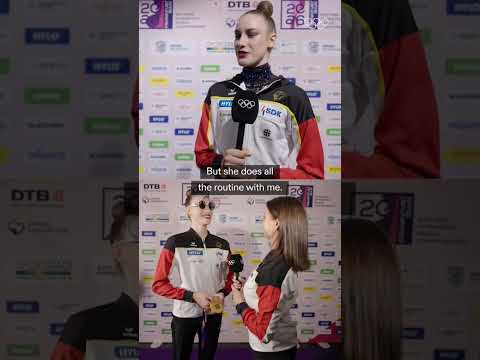We asked Darja Varfolomeev to show us how her coach, Yulia Raskina, reacts when she is competing! 😄