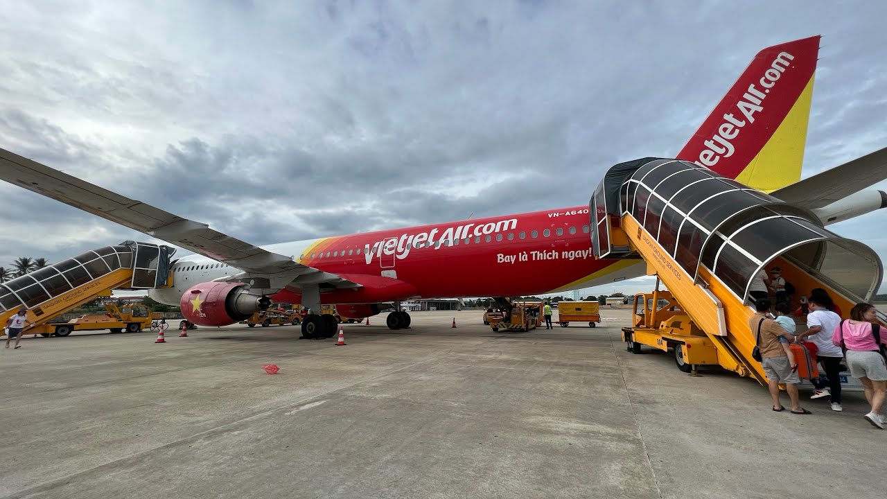 VietJet Air Airbus A321-200 Taking-Off At Da Nang