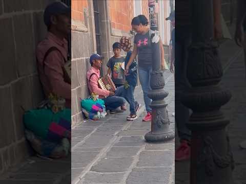 La Chamarra de la suerte los sorprendió junto a la Catedral de PUEBLA #ayudando #regalos #mexico