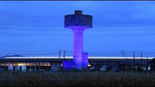 青く光る”巨大な竹”　配水塔をブルーライトアップ　京都・向日市