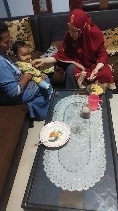 Ghina's fashion on the lap of Mbah Uhti and accompanied by Umi