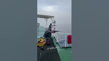 هجوم القراصنة على السفينة معركة النجاة وسط الأمواج 