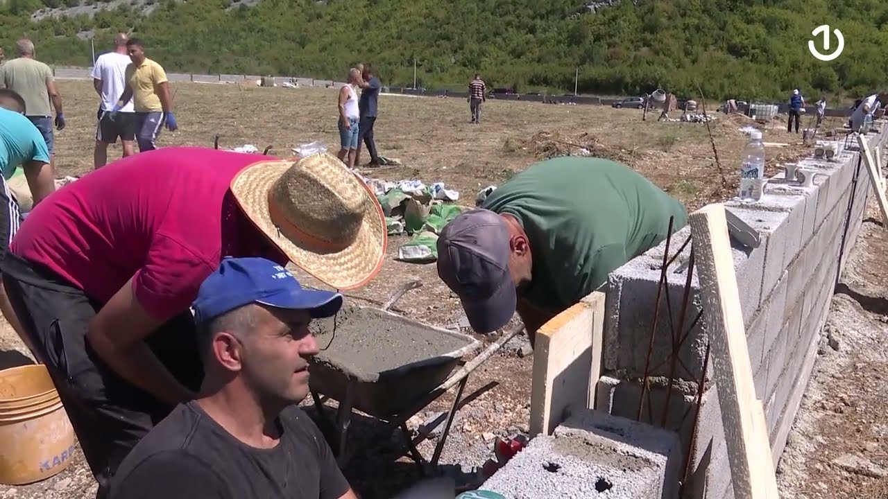 Više od 100 Bošnjaka Stoca počelo zidati zid oko lokacije budućeg mezarja