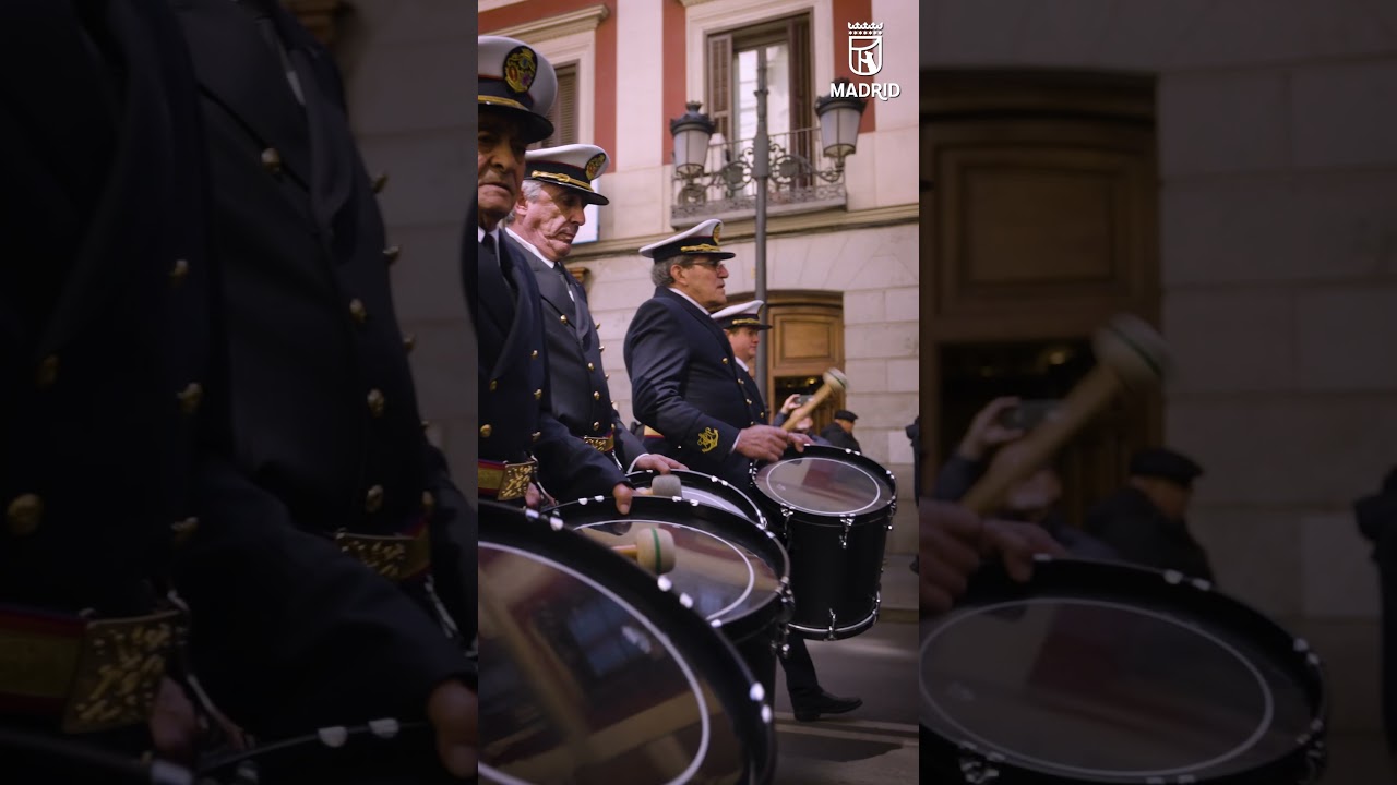 🎶 Una voz rompe el silencio y se dirige a la imagen que avanza en procesión.