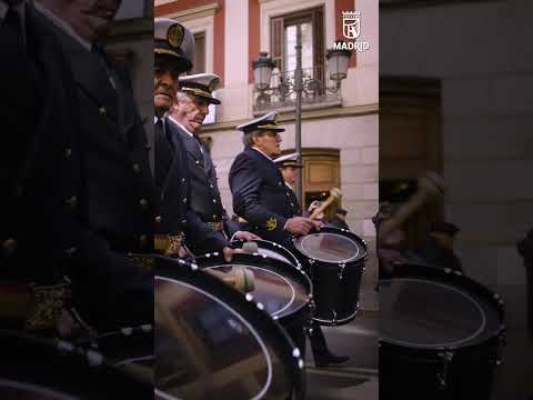 🎶 Una voz rompe el silencio y se dirige a la imagen que avanza en procesión.