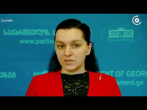 შუახევის სკოლაში ბავშვები „ქართული ოცნების“ დროშებით მივიდნენ   პედაგოგის საკითხს სკოლის დისციპლინარ